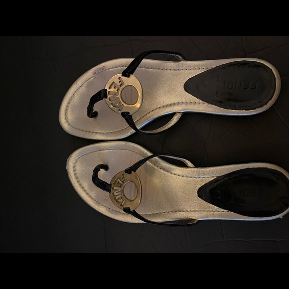 Fendi sandals in gold and black - Picture 2 of 13